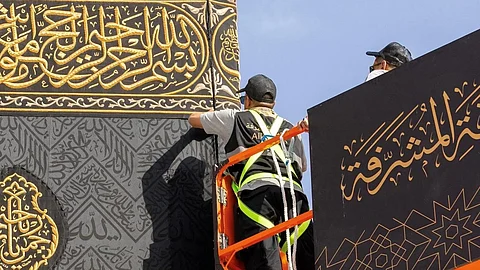 بدء مراسم تغيير كسوة الكعبة المشرفة في إرث تاريخي يمتد لأكثر من 100 عام