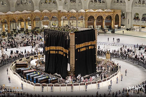 في مشهد مهيب.. تثبيت كسوة الكعبة الجديدة على الجهات الأربعة مع مطلع العام الهجري 1447هـ