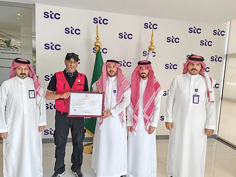 فرع الهلال الأحمر بالطائف يُسلم STC شهادة الامتثال لمعايير السلامة الإسعافية ضمن مشروع "معاذ"