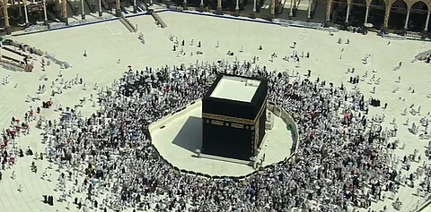 الطمأنينة الأبدية.. المعتمرون يطوفون حول الكعبة متزينة بكسوتها الجديدة في مشهد مهيب