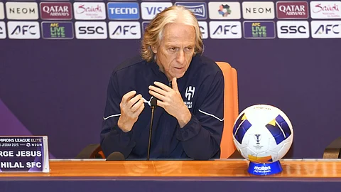 خلفًا للإيطالي "بيولي".. مدرب الهلال السابق يقترب من قيادة النصر