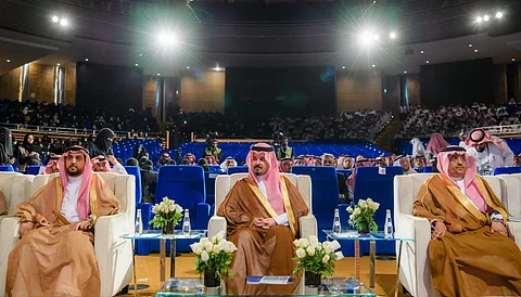 شاهد.. سلمان بن سلطان يرعى حفل تخرج طلاب وطالبات البرامج الصحية بتجمع المدينة المنورة الصحي