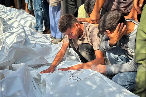 مجزرة جديدة في دير البلح: استشهاد 13 فلسطينياً بقصف إسرائيلي جوي