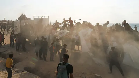 فلسطينيون يتجمعون قرب مساعدات غذائية في بيت لاهيا شمال قطاع غزة