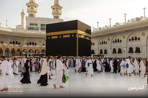في مشهد مهيب.. تغيير كسوة الكعبة المشرفة في وقت قياسي مع بداية عام 1447هـ