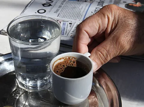 دراسة: القهوة الفورية قد ترتبط بمرض يهدد بصر كبار السن