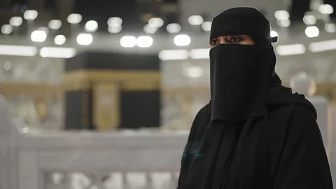"شكرًا ملكنا الغالي".. "أم شهيد" تروي مشاعر الفخر بمشاركة أبنائها في مراسم كسوة الكعبة