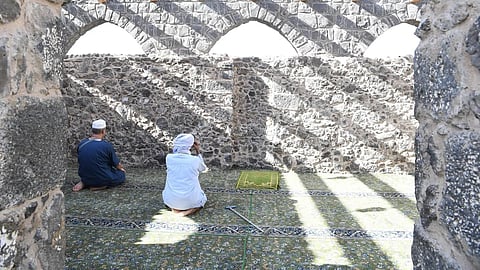 شاهد.. مسجد "بني أُنيف" معلم روحيّ تُعيده الترميمات للواجهة