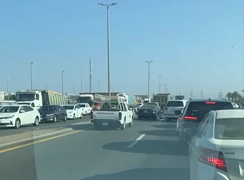 الطائف.. تكدّس الشاحنات على "كوبري الدهاس" يشل الحركة ويهدد سلامة العابرين