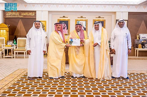 أمير القصيم يتسلم تقريرًا عن زراعة أكثر من 7.5 ملايين شجرة ضمن مبادرة "أرض خضراء"