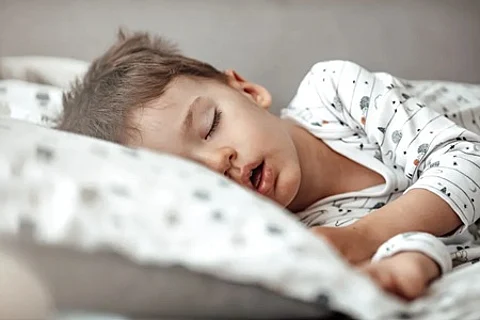 من الطبيعي إلى العارض الصحي.. 5 أسباب صحية للشخير المستمر عند الأطفال وطرق علاجها