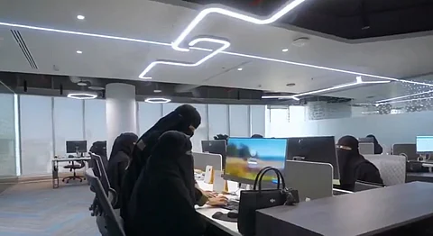 بدء صرف "منفعة الأمومة" بنسبة 100٪ من الأجر لمدة 3 أشهر للأمهات العاملات في "العام والخاص"