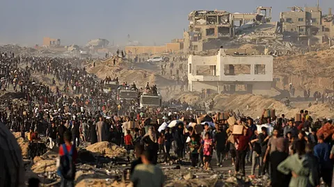 استشهاد 15 فلسطينيًا في قصف الاحتلال الإسرائيلي منتظري المساعدات وسط قطاع غزة