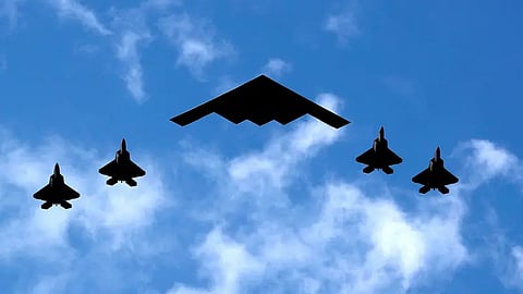 القاذفة الأميركية B-2 Spirit التي تحمل قنابل خارقة للتحصينات