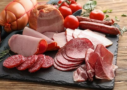 حتى القليل منها خطر.. دراسة: لا توجد "كمية آمنة" من اللحوم المصنعة يمكن تناولها