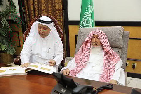 مفتي عام المملكة ونائبه يتسلمان التقرير النصف سنوي لإدارة العلاقات العامة والإعلام