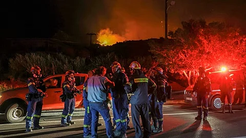 حريق يُدمر غابات جزيرة كريت اليونانية ويتسبب بإخلاء أكثر من ألف شخص