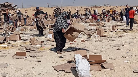 شيفية لفلسطينيين يجمعون ما تبقى من المساعدات الإغاثية من مؤسسة غزة