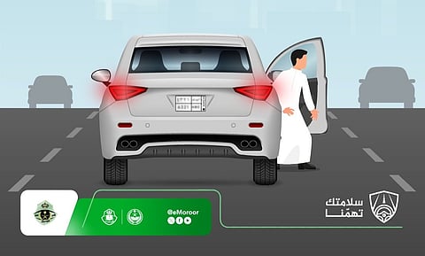 المرور يحذر: النزول أو الركوب أثناء سير المركبة خطر يهدد السلامة العامة