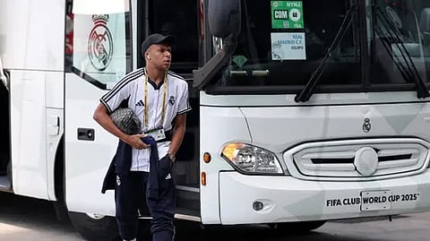 تصرف غريب.. حافلة ريال مدريد تترك "مبابي" وحيدًا في الملعب.. والشرطة ترافقه للمطار