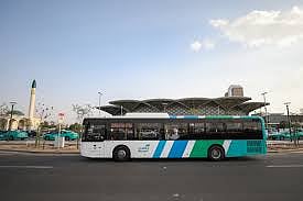 "حافلات المدينة" تُحدّث محطات النقل العام بالمدينة المنورة وفق المسارات الجديدة