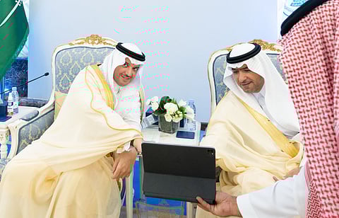 محافظ الأحساء يدشّن مشروع النقل العام بالحافلات