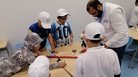 طلاب "موهبة الصيفي" يبتكرون جهاز إنذار متطور ومكيف صحراوي ويخوضون تجارب البصمة الجنائية