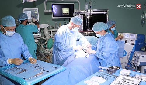مستشفى الدكتور سليمان الحبيب بالسويدي يُنهي معاناة ستينية مع فتق بطني معقد بعرض 21 سم باستخدام تقنية حديثة