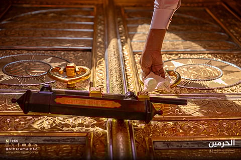 مراحل غسل الكعبة.. عناية متقنة تجسّد شرف الزمان والمكان