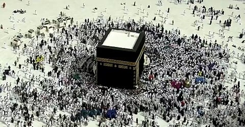 بعد غسل الكعبة.. ضيوف الرحمن يتسابقون لتقبيل جدرانها بخشوع ويطوفون حولها بقلوب مطمئنة