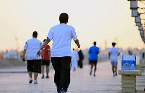 "النمر": المشي البطيء يقلل الوفيات القلبية.. والأسرع أكثر فائدة بغض النظر عن المدة