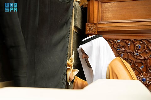 نيابة عن خادم الحرمين.. شاهد: نائب أمير مكة يتشرّف بغسل الكعبة المشرّفة