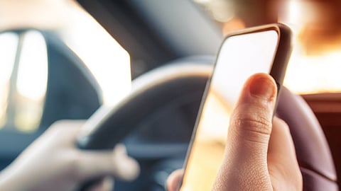 "المرور": الهاتف خلف المقود يقودك إلى الحوادث في لحظة غفلة