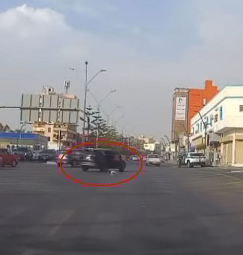 سقوط طفل من مركبة عائلته أثناء سيرها في بلجرشي.. ومصادر: الحادثة وقعت قبل عدة أيام