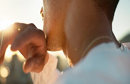 من شرب الماء إلى النوم الجيد.. تقرير: 10 نصائح عملية لخفض التعرق المفرط في الصيف