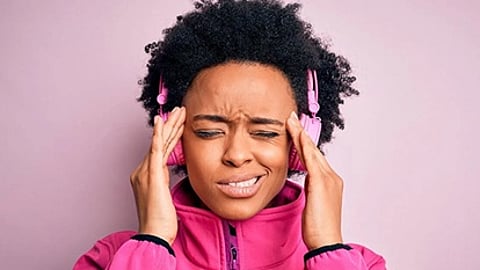 سماعات الرأس تهدد السمع في سن مبكرة.. أطباء يحذرون من فقدانه قبل العشرين