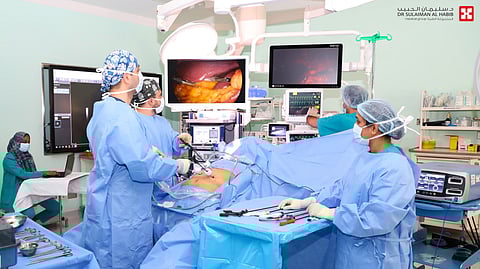 مستشفى الدكتور سليمان الحبيب بالخبر يُنهي معاناة خمسينية مع مضاعفات السمنة المفرطة