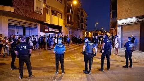 بلدة إسبانية تشهد توترًا بعد اعتداء على مسن.. و"اليمين المتطرف” يحرّض ضد مغاربة مورسيا