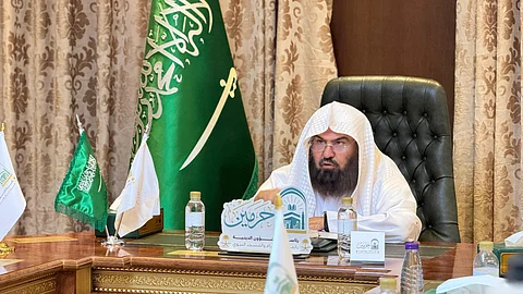 السديس يبحث تطوير الأداء المؤسسي والبرامج الدينية في زيارته للمدينة المنورة