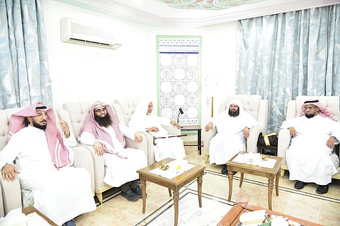 السديس يزور شيخ قرّاء المسجد النبوي الشيخ إبراهيم الأخضر في منزله بالمدينة المنورة