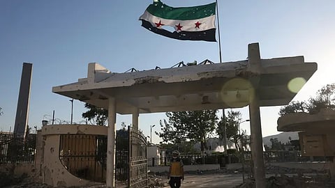 آثار الغارة التي شنتها إسرائيل الأربعاء على مقر قيادة الأركان في دمشق