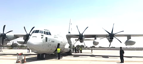 شاهد.. وصول المساعدات السعودية الإغاثية إلى مطار حلب لدعم متضرري حرائق اللاذقية