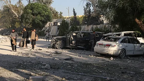 آثار الغارة التي شنتها إسرائيل الأربعاء على مقر قيادة الأركان في دمشق