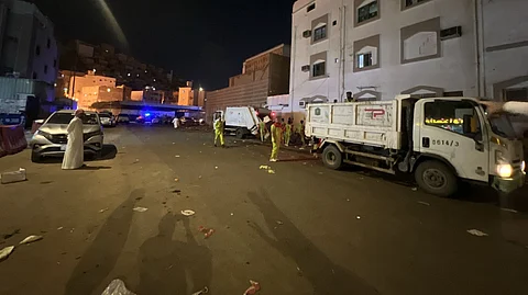 أمانة مكة تزيل بسطات عشوائية يديرها مخالفون في الكعكية وتضبط 8 أطنان من الأغذية والتبغ