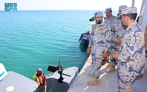 مدير عام حرس الحدود يتفقد جاهزية الوحدات البرية والبحرية في المدينة المنورة