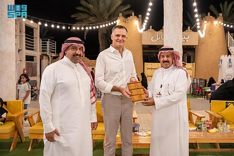 شاهد .. سفير الاتحاد الأوروبي يزور مهرجان بيت حائل ويُشيد بالموروث الثقافي والحرفي