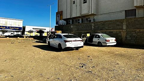 مندوبي توصيل يخالفون الأنظمة ويشوهون المشهد البصري في عفيف باستغلال أرض فضاء دون مكاتب رسمية