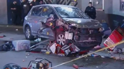 مركبة تدهس حشدًا في لوس أنجلوس وتُصيب أكثر من 20 شخصًا.. والتحقيقات جارية