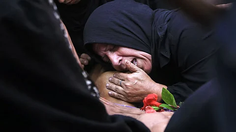 فلسطينية تبكي زوجها الذي قتله الاحتلال الإسرائيلي خلال محاولته الحصول على مساعدات
