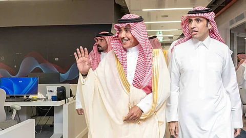 وزير الإعلام يزور مقر شبكة "العربية" بالرياض ويطّلع على جاهزيتها التشغيلية بعد انتقالها الكامل